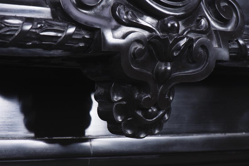 Редкий старинный камин в стиле Наполеона III, изготовленный из тонкого чёрного бельгийского мрамора, богато украшенный скульптурными орнаментами. Редкий старинный камин в стиле Наполеона III, изготовленный из тонкого чёрного бельгийского мрамора, богато украшенный скульптурными орнаментами.-3